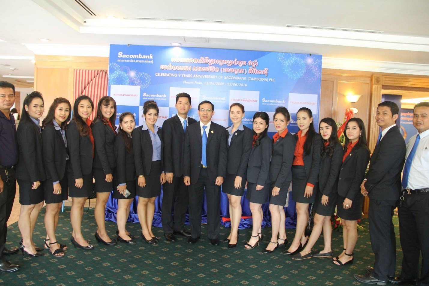 Branches take the souvenir photograph with CEO of SC