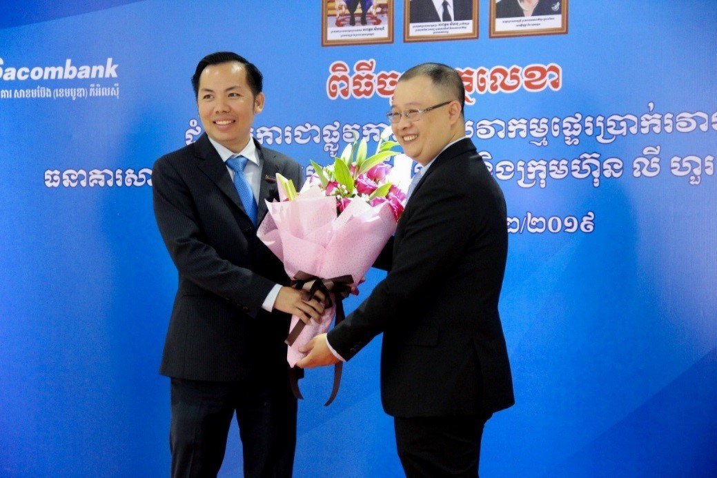 Mr. Phung Thai Phung - Deputy General Director of SC giving the flowers to Mr. Oknha Ly Sopheap – Chairman of LHPP