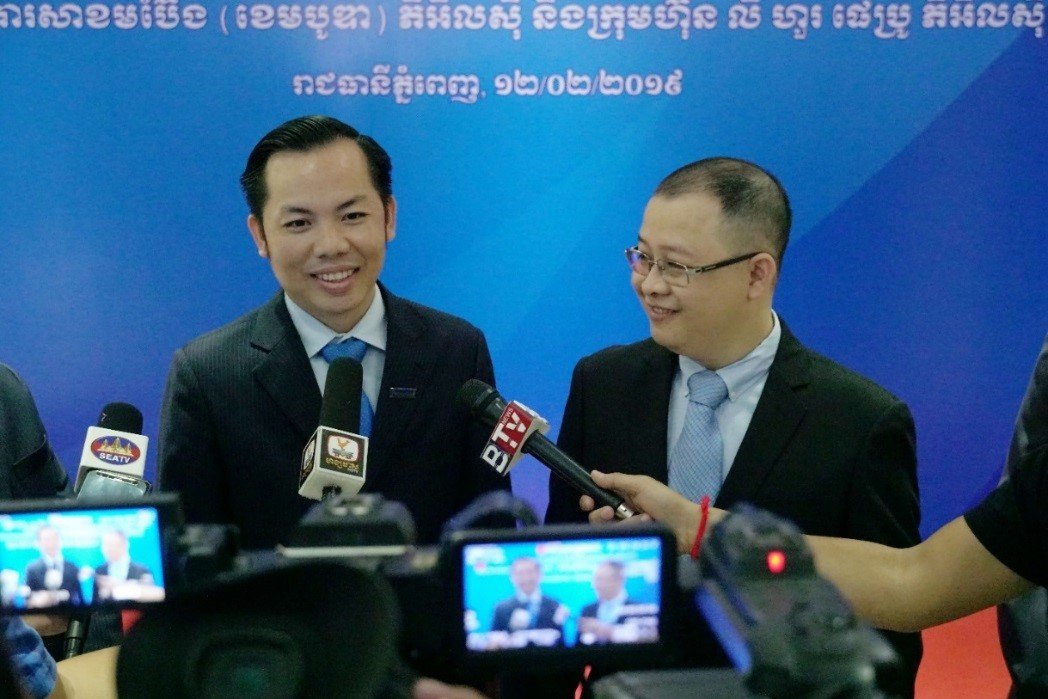 Mr. Phung Thai Phung - Deputy General Director of SC and Oknha Ly Sopheap – Chairman of LHPP at the ceremony