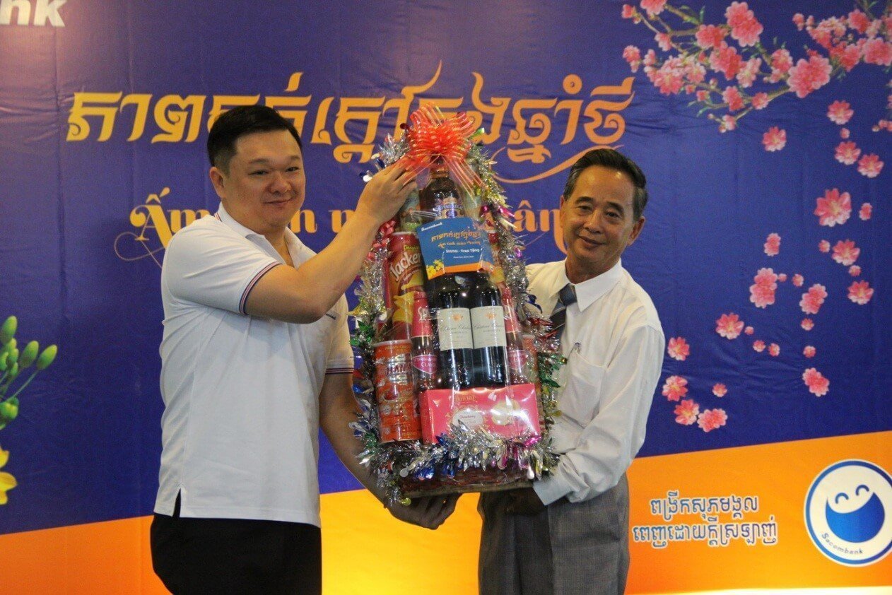 Chairman of Sacombank Cambodia presented gifts to the Khmer - Vietnam Association.