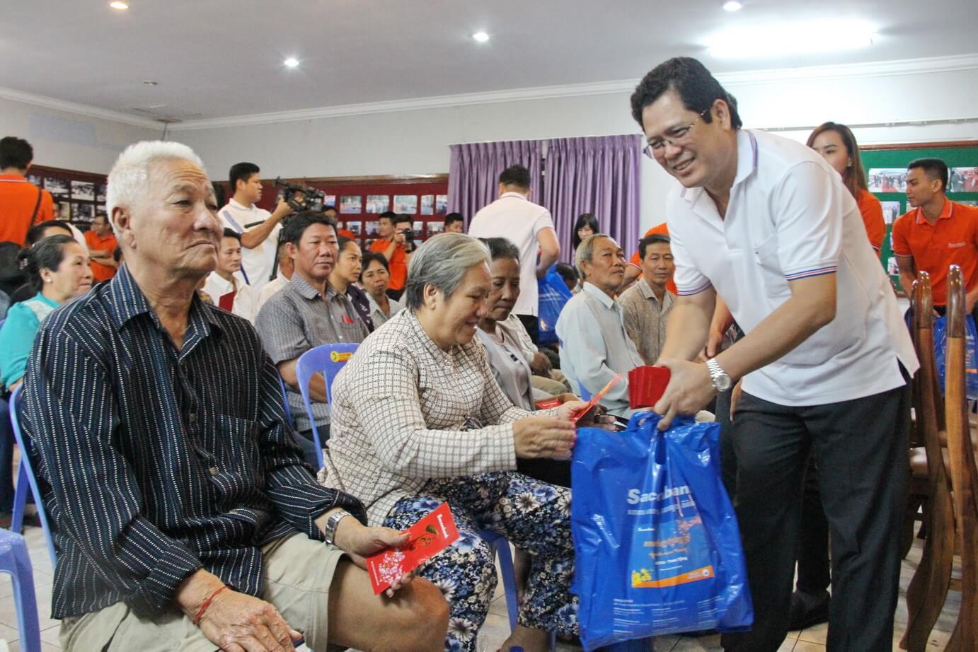 Deputy CEO of Sacombank presented gifts to people of Vietnamese