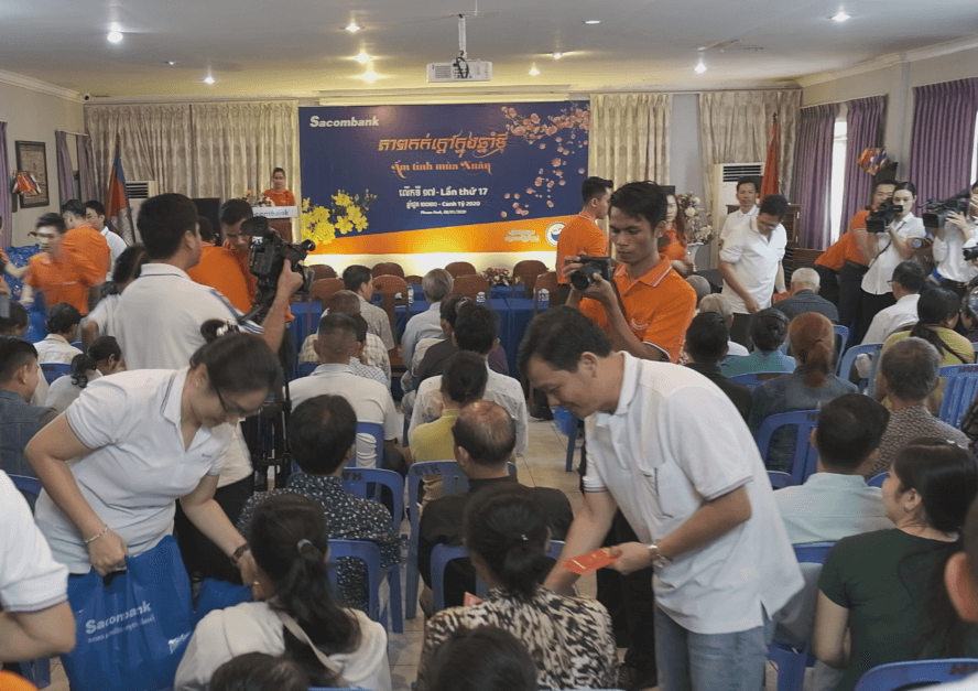 Mr. Ha Van Trung - Deputy CEO of Sacombank presented gifts to people of Vietnamese descent at the headquarters of the Khmer-Vietnam Association