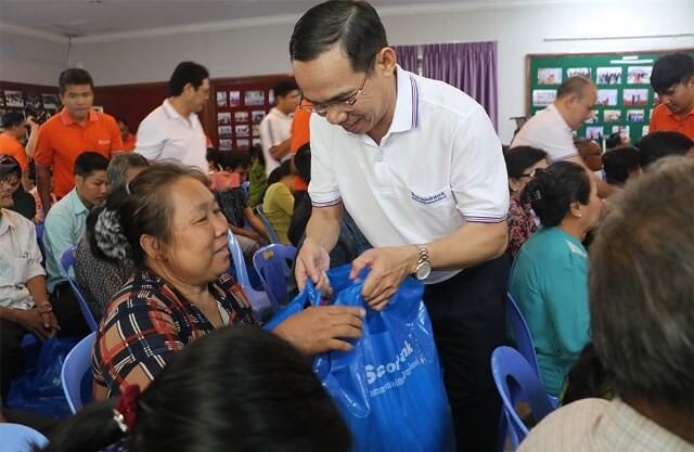 Vice Chairman cum General Director of Sacombank Cambodia presented gifts to people of Vietnamese