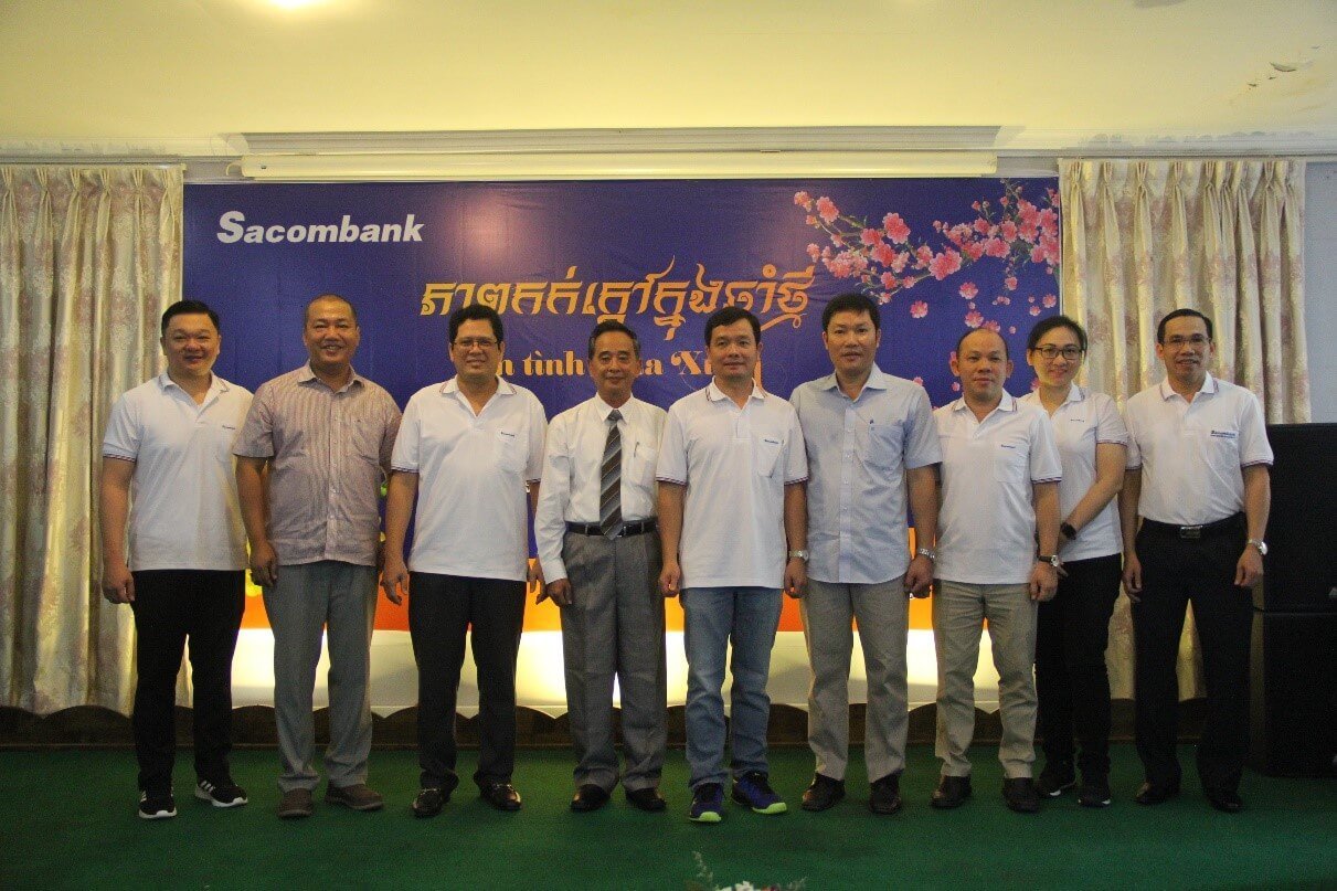 Sacombank Cambodia’s BoDs took photo with the representative of Vietnam Embassy in Cambodia