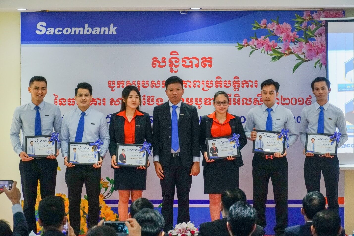 Board of Director of SC awarded the certificates for the loyal staffs who work with SC for a long timeនាំ
