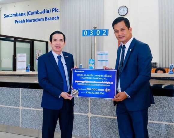 Mr. Nguyen Nhi Thanh – General Director of (Cambodia) Plc. handed over KHR 20,000,000 to the representative of The Association of Bank in Cambodia.